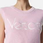 Versace KNIT DRESS EMBROIDERY VERSACE 1978 RE- EDITION LOGO 1015290_1A10572_IT_1PS10 – Obrázok 4